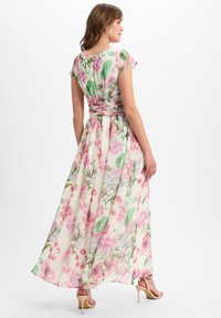Floral Maxi-Kleid aus leichtem Stoff, mit rosa und grünen Blumenmustern, kurzen Ärmeln, tailliertem Bund und fließendem Rock.