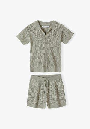 Svijetlozelena pamučna polo majica kratkih rukava i odgovarajući pamučni šorts s vezicama u struku, prikazani razvučeni na bijeloj pozadini.