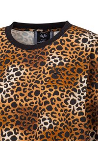 T-shirt met luipaardprint, voorzien van een zwarte kraag, soepel stof en subtiele logo-details in het midden. Kleuren omvatten tinten bruin en zwart.