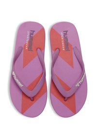 Lilla flip-flops med lyserøde accenter, tekstureret fodseng og tynde stropper. Har et logo på den øverste strop og et geometrisk mønster.