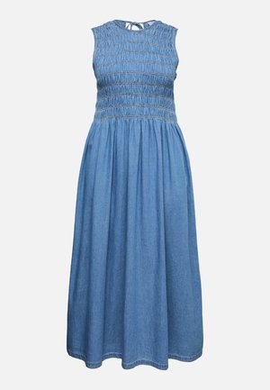 Vero Moda Curve, VMCNERINA SMOCK - Jeanskleid - medium blue denim