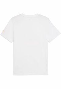 Camiseta blanca de manga corta con cuello redondo. Textura suave. Presenta un pequeño logo naranja en la manga izquierda. Diseño simple y minimalista.