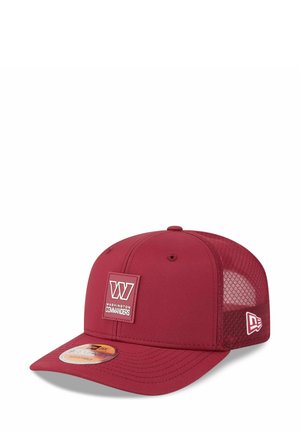 Rote Baseballmütze mit festem Vorderteil und Netzrücken. Verfügt über ein Logo-Patch mit dem Text "Washington Commanders" und einem Markeninsignium an der Seite.