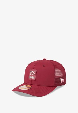 Rote Baseballmütze mit festem Vorderteil und Netzrücken. Verfügt über ein Logo-Patch mit dem Text "Washington Commanders" und einem Markeninsignium an der Seite.