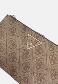 Portafoglio marrone a fantasia realizzato in materiale testurizzato con una placca logo triangolare color oro. Presenta una chiusura con zip e dettagli di design pronunciati.