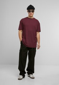 Urban Classics SHORTSLEEVE - Paprasti marškinėliai - cherry