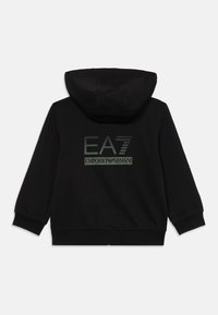 Felpa nera con cappuccio caratterizzata da un grande logo riflettente EA7 e il testo "EMPORIO ARMANI" sul retro. Tessuto morbido con polsini e orlo a costine.