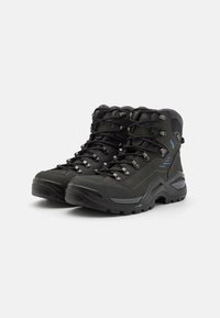 Schwarze Wanderschuhe mit strukturierter Oberfläche, ausgestattet mit metallenen Ösen, strapazierfähigen Schnürsenkeln und einer robusten Sohle für Halt. Mit blauen Akzenten.