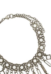 Metalowa naszyjnik z okrągłymi i prostokątnymi akcentami, połączonymi łańcuchami, o srebrnym wykończeniu i odbijających białych wstawkach.
