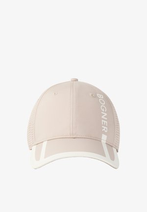Lichtbeige pet met geperforeerde zijkanten, gebogen klep met witte accenten en verticale "BOGNER"-logo op het rechtervoorpaneel.