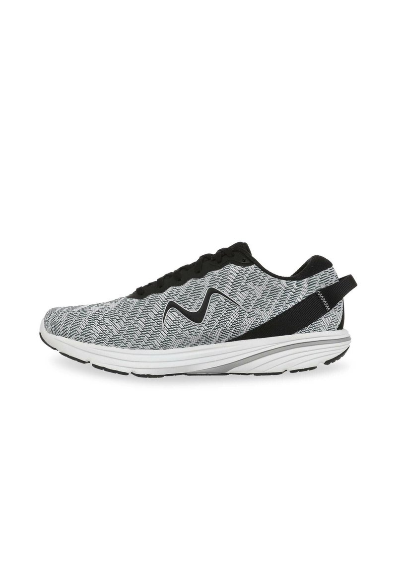 Graue und schwarze Sportschuhe mit einer strukturierten Oberseite, einer flexiblen Sohle und einem Zugtab am Fersenbereich für ein einfaches Anziehen.