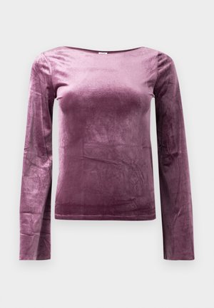 Long-sleeved top in soft, velvety fabric. Features a boat neckline and a solid deep purple color with a smooth, slightly shiny texture.