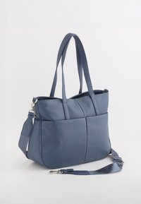 Modrá texturovaná kožená taška s dvěma uchy a odnímatelným popruhem na rameno. Má zipové uzavírání a dvě přední kapsy pro uložení.