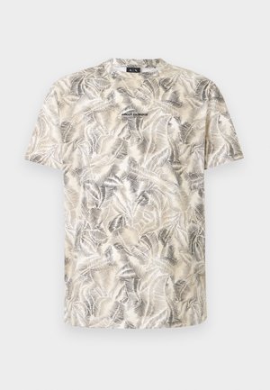 T-shirt bianca a maniche corte Adidas con motivo astratto di foglie nere e grigie su tutta la superficie e piccolo logo nero Armani Exchange centrato.