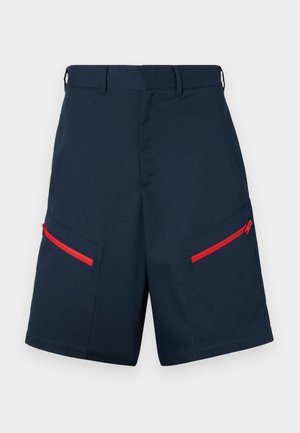 Shorts cargo navy fabriqués avec deux poches zippées avec des accents rouges, devant plat et détails cousus.