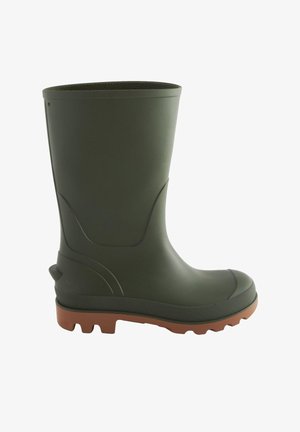 Botte en caoutchouc verte avec une surface lisse, un embout rond, et une semelle marron texturée avec des crampons pour une traction accrue. Talon court à l'arrière.