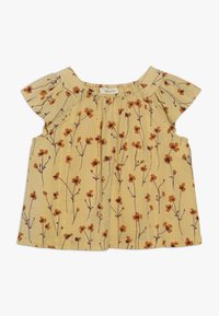 Żółta bluzka z krótkim rękawem w pomarańczowy i brązowy kwiatowy wzór oraz marszczonym dekoltem, odpowiednia dla dziewcząt.