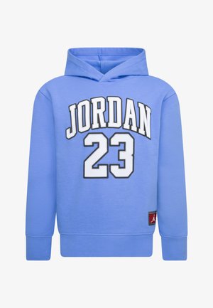 Sudadera azul hecha de tela suave que presenta un gran gráfico de "JORDAN" y el número "23" impreso en blanco con contornos negros. Incluye una etiqueta con el logo.