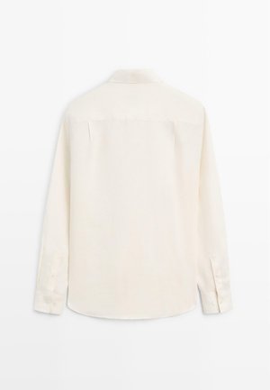 Langärmliges cremefarbenes Hemd mit Knöpfen, von hinten gezeigt, mit geradem Kragen und geknöpften Manschetten vor weißem Hintergrund.