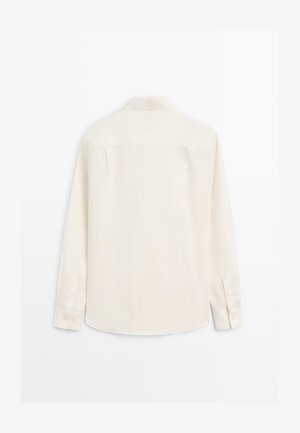 Langärmliges cremefarbenes Hemd mit Knöpfen, von hinten gezeigt, mit geradem Kragen und geknöpften Manschetten vor weißem Hintergrund.