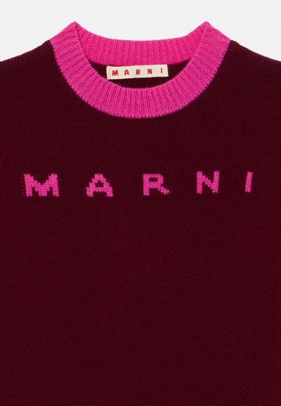 Tmavý bordový pletený sveter s jasne ružovým rebrovaným okrúhlym výstrihom a nápisom "MARNI" ružovými písmenami na hrudi.