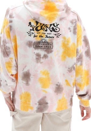 Capuchonsweatshirt met een tie-dye patroon in geel, roze en bruin. Heeft grafische tekst en een klein stukje stof op de achterkant.