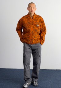 Carhartt WIP DETROIT JACKET - Giacca di jeans - duck/green/turmeric garment dyed