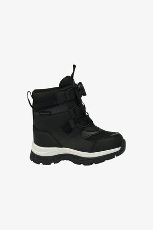 Stivaletto impermeabile nero con parte superiore texture, suola bianca in contrasto, chiusura a dial regolabile e punta rinforzata. Presente un tassello per il sollevamento.