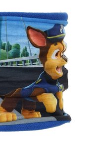 Scaldacollo per bambini realizzato in morbido tessuto; presenta un design colorato di un cane poliziotto dei cartoni su uno sfondo blu con bordi elasticizzati.