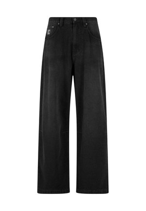 Zwart denim broek met wijde pijpen en hoge taille, voorzien van vier zakken en een klein logo-label aan de voorkant. Zachte textuur, eenvoudig ontwerp.