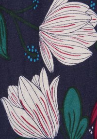 Tela floral con flores blancas acentuadas por rayas rojas sobre un fondo azul oscuro, con hojas verdes y pequeños puntos azules.