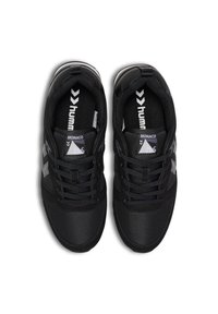 Sneakers neri con tomaia in rete, dettagli testurizzati e strisce laterali bianche. Presentano un design classico con lacci e una soletta imbottita.