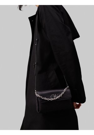 Borsa a tracolla nera con catena, caratterizzata da un motivo strutturato sul davanti e una finitura in pelle liscia, con un dettaglio logo.