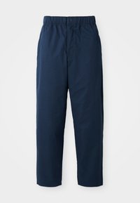 Navy blauwe broek van soepel materiaal, met een elastische tailleband en een knoop, rechte pijpen en zonder zichtbare patronen of accessoires.