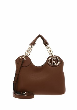 Borsa in pelle marrone con manici a catena dorata, emblema rotondo con logo dorato e tracolla regolabile.