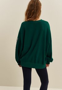 Next SIDE STRIPE GRAPHIC CREW NECK  - Melegítőfelső - green