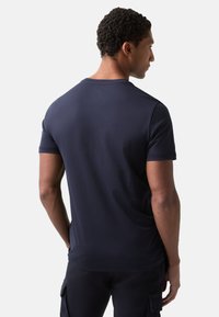 Marinebl�å T-shirt med korte ærmer, tætsiddende design, glat tekstur, rund halsudskæring og minimal detaljerng bagpå.