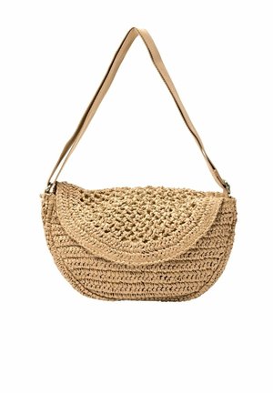 Sac d'épaule beige tissé en forme de demi-lune avec une longue bandoulière en tissu réglable sur fond blanc.