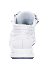 Weiße Leder High-Top Sneaker mit einem weichen blauen Futter, einem gepolsterten Schaft und einem silbernen Akzent an der Seite, ausgestattet mit einer Gummisohle.