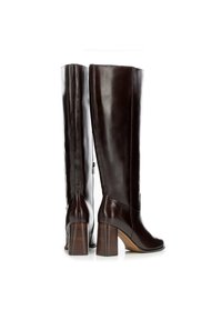 Brązowe, skórzane kozaki do kolan z połyskującym wykończeniem, masywnymi obcasami i suwakiem po boku. Projekt charakteryzuje się eleganckimi, gładkimi liniami.