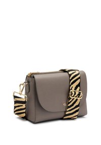 Borsa a tracolla in pelle grigia con chiusura a pattina, caratterizzata da una tracolla a strisce zebrate nere e oro e dettagli in metallo dorato.