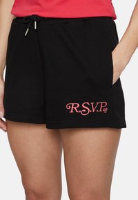 Svarta bomullsshorts med dragsko i midjan, med rosa broderad "R.S.V.P." på den nedre sidan och sidofickor. Slät textur.