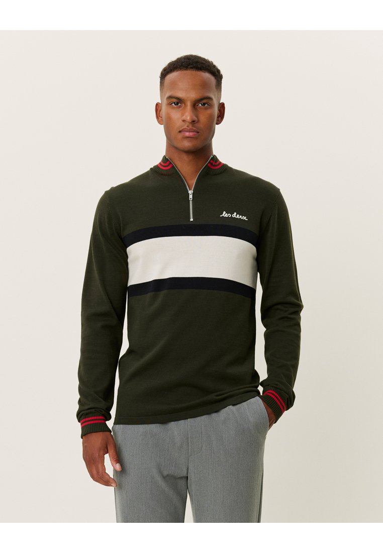 Olivegrüner Langarm-Pullover mit halbem Reißverschluss, mit weißen und marineblauen horizontalen Streifen und einem gemusterten rot-blauen Kragen.
