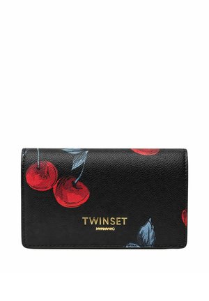 Czarny skórzany portfel z czerwonym nadrukiem wiśni i złotym logo "TWINSET" na przedniej klapce.