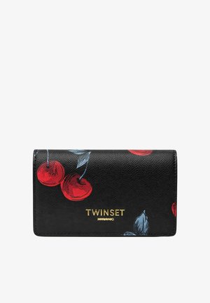 Czarny skórzany portfel z czerwonym nadrukiem wiśni i złotym logo "TWINSET" na przedniej klapce.
