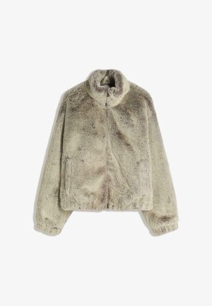 Jachetă din blană artificială de culoare verde deschis, cu guler înalt, manșete elastice și croială lejeră. Caracterizată printr-o textură moale și pete întunecate subtile.