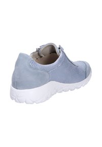 Helleblaue Wildledersneaker mit strukturiertem Seitenpanel, rundem Zeh und weißer Gummisohle mit gemustertem Grip. Reißverschluss hinten.