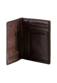 Bruine leren portefeuille met meerdere kredietkaartenvakken en een gladde textuur. Het interieur heeft een subtiele merkvoering. Compact ontwerp voor eenvoudig meegnemen.
