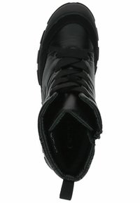 Botín negro de tobillo hecho de cuero suave, con un interior de felpa, cordones negros y una pestaña para tirar. Presenta una punta redondeada y una suela acolchada.