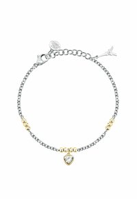 Bracciale in argento con un charm a forma di cuore accentato in oro e tre perline dorate. Chiusura a scatto visibile all'estremità.